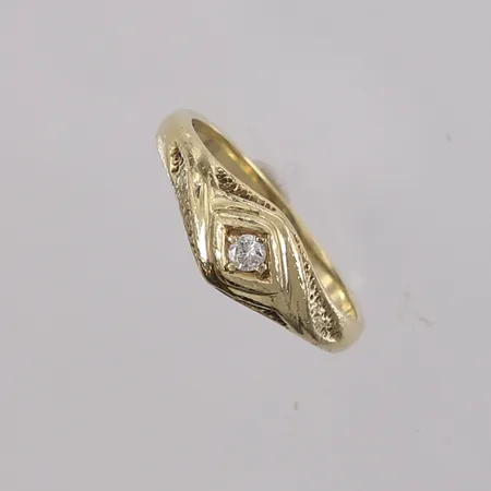 Ring med diamant 1x ca 0,05ct, ø17,5mm, bredde ca 2mm, 14K gull.  Vekt: 2,8 g Kontakt Lånekontoret for frakt