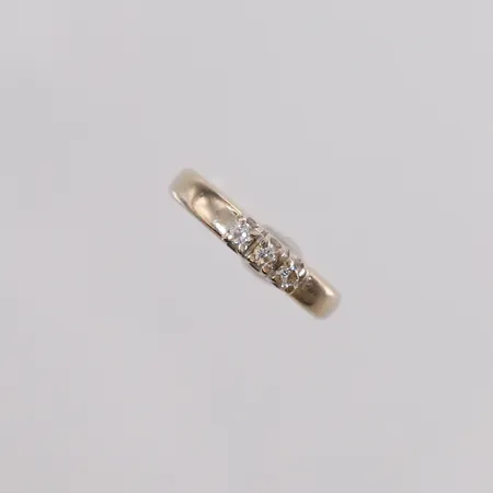 Ring med 3 stk. diamanter (totalt 0,15ct TW / VS iht. gravering), ø16,5mm, bredde 3,4mm, gravert med dato, stemplet, hvitt gull, 14K, bruttovekt 3,7g Vekt: 3,7 g Kontakt Lånekontoret for frakt