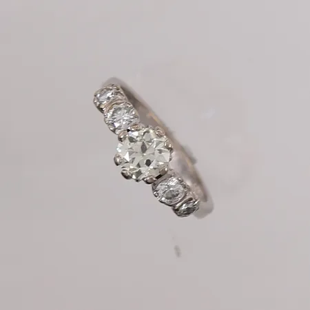 Ring med diamanter (1x ca 0,90, 2x ca 0,15ct og 2x ca 0,10ct), ø17mm, bredde ca 3mm, 14K gull. Vekt: 4,6 g Kontakt Lånekontoret for frakt