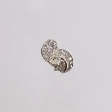 Sølvring med diamanter (1 dråpeslipt x ca. 1,00ct TCa (K-L) / VS + 54 stk. single-cut diamanter totalt ca. 0,60ct), ø15,8mm, bredde 3,2- 12mm, 500S (feilstemplet 18K), bruttovekt 7,7g, uten sertifikat/papirer Kontakt Lånekontoret for frakt
