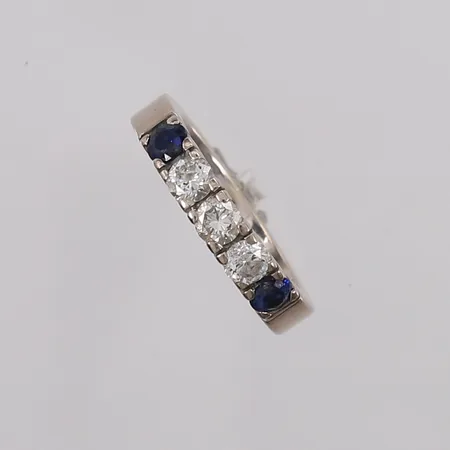 Ring med diamanter (3 x ca. 0,16ct) og to safirer, ø16,3mm, bredde 3,7mm, hvitt gull, stemplet, 14K, bruttovekt 6,5g Vekt: 0 g Kontakt Lånekontoret for frakt