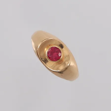 Ring med rød sten, ø16,3mm, bredde ca 2mm, noe bulkete, 14K gull. Vekt: 1,9 g Kontakt Lånekontoret for frakt