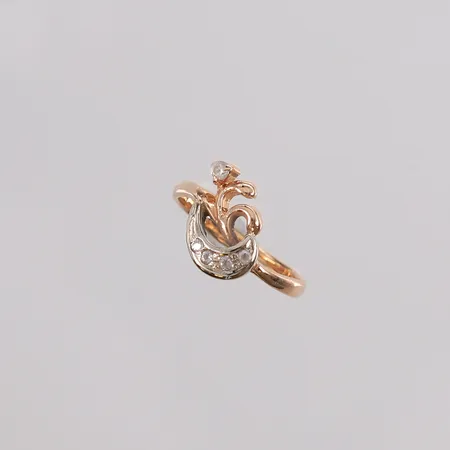 Ring med blanke stener, to-farget, ø15,2mm, bredde 1,9- 11,2mm, stemplet, 14K, bruttovekt 2,1g Vekt: 0 g Kontakt Lånekontoret for frakt