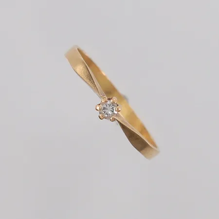 Ring med diamant 1x ca 0,05ct, ø18,5mm, bredde ca 1mm, 18K gull. Vekt: 1,6 g Kontakt Lånekontoret for frakt