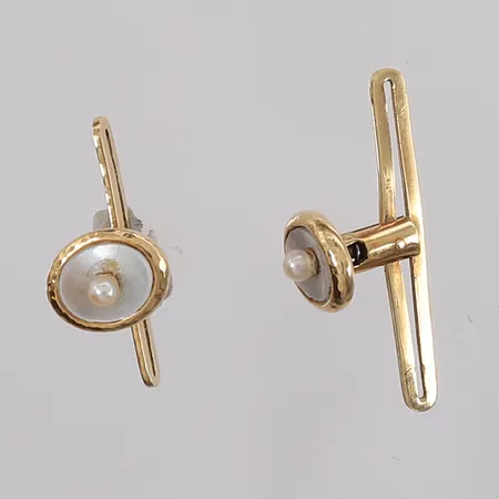 Ett par mansjettknapper med perlemor og perler, 19x10mm, 14K gull. Vekt: 2,2 g Kontakt Lånekontoret for frakt