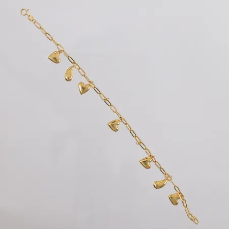 Armbånd med 7 charms, lengde ca 17,5cm, bredde ca 2mm, noe bulkete, 18K gull. Vekt: 2,5 g Kontakt Lånekontoret for frakt