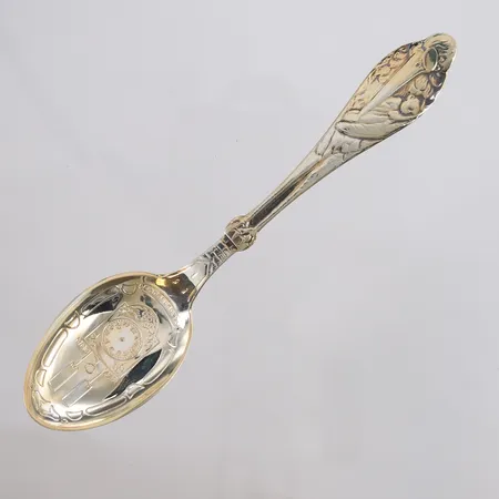 Én stk. Stork klokkeskje, Th. Olsens Eftf., lengde 15,7 cm, stemplet, 830S, med originalboks Vekt: 31 g Kontakt Lånekontoret for frakt