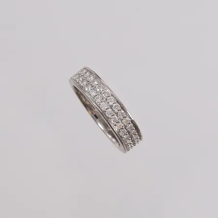 Ring med blanke stener, ø16mm, bredde ca 4mm, 18K. Vekt: 4,3 g Kontakt Lånekontoret for frakt