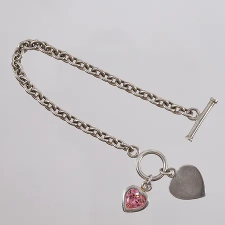 Armbånd med 2 charms/anheng, lengde 18cm, bredde 1,4- 5,3mm, lenken og ett anheng mangler tilsynelatende sølvstempel, 925S, bruttovekt 21,3g Vekt: 0 g Kontakt Lånekontoret for frakt