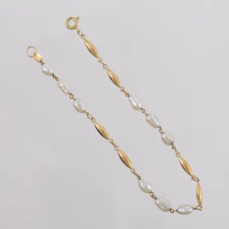 Armbånd med 9 ovale perler, lengde ca 19cm, bredde 1,5-4,8mm, ustemplet, 18K gull, bruttovekt 3,3g. Kontakt Lånekontoret for frakt