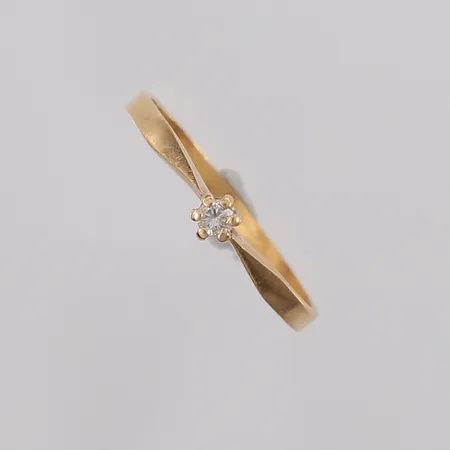 Ring med diamant 1x ca 0,05ct, ø18,5mm, bredde ca 1mm, 18K gull. Vekt: 1,7 g Kontakt Lånekontoret for frakt