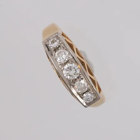 Ring med diamanter totalt 0,43ct iht gravering, ca ø18mm, bredde ca 2-6mm, 18K gull. Vekt: 3,4 g Kontakt Lånekontoret for frakt