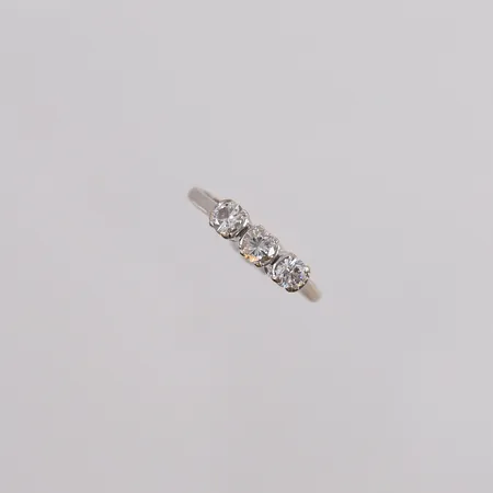 Ring med diamanter (3 x ca. 0,16ct), ø14,9mm, bredde 1,3- 3,6mm, hvitt gull, 18K (feilstemplet 14K), bruttovekt 2,8g Vekt: 0 g Kontakt Lånekontoret for frakt