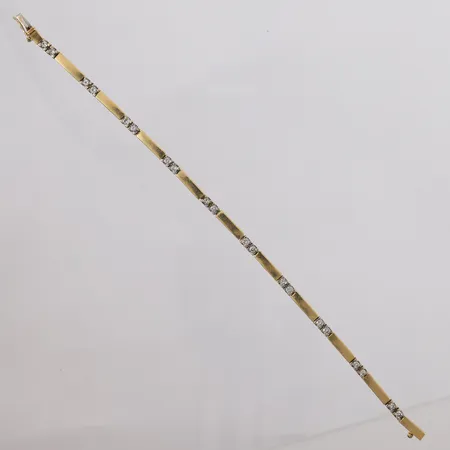 Armbånd med briljantslipte diamanter 20x ca 0,04ct, lengde ca 18,5cm, bredde ca 3mm, slitt/defekt lås, sikkerhetslås fungerer, 18K gull. Vekt: 13,6 g Kontakt Lånekontoret for frakt