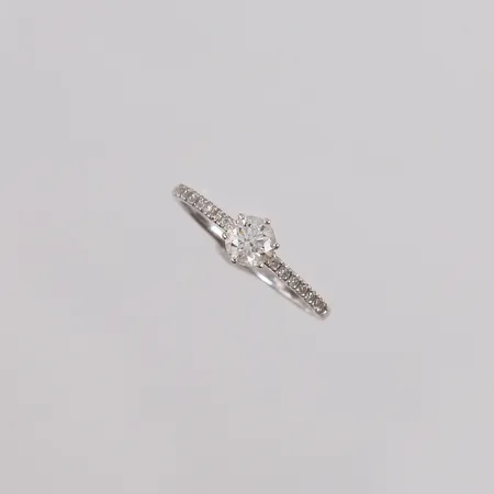 Ring med klar sten og diamanter totalt 0,10ct iht gravering, ø16,25mm, bredde ca 1mm, 18K. Vekt: 1 g Kontakt Lånekontoret for frakt