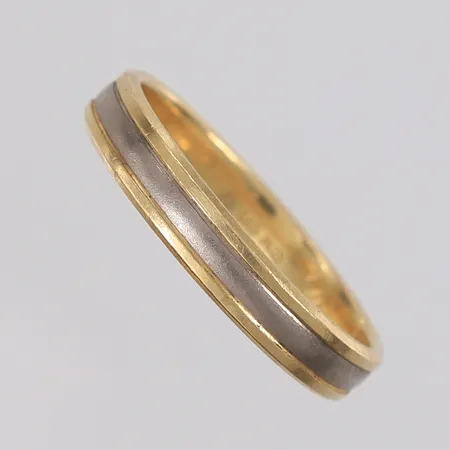 Ring, to-farget, ø21,8mm, bredde 4,4mm, gravert, stemplet, 14K Vekt: 5,5 g Kontakt Lånekontoret for frakt