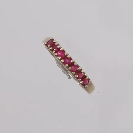 Ring med røde stener, ø16,5mm, bredde ca 1mm, 18K gull. Vekt: 2,6 g Kontakt Lånekontoret for frakt