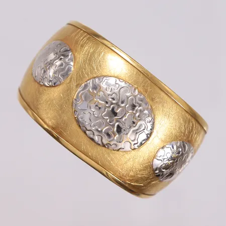 Armring, diameter 5,5cm (åpen), bedde 34,2mm, 18K Vekt: 30,3 g Kontakt Lånekontoret for frakt