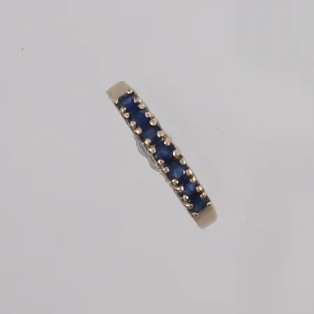 Ring med blå stener, ø16,5mm, bredde ca 1mm, 18K gull. Vekt: 2,6 g Kontakt Lånekontoret for frakt