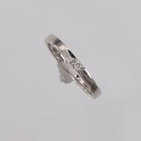 Ring med diamant 1x 0,03ct, kvalitet W/SI iht til gravering, ø17,25mm, bredde ca 1,5mm, 14K gull. Vekt: 2,1 g Kontakt Lånekontoret for frakt