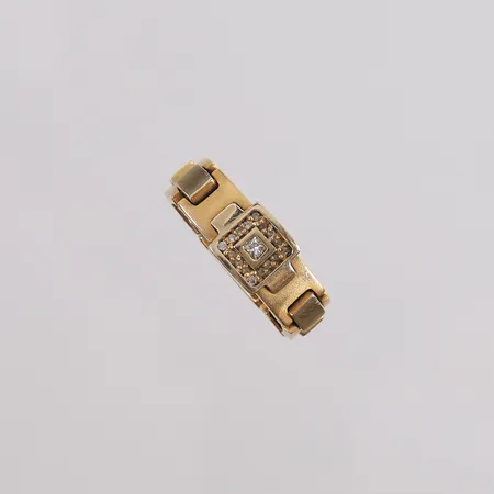 Leddet ring med diamanter (1 single-cut x ca. 0,06ct og 16 x ca. 0,01ct), ø16,6mm, bredde 6,8- 8,5mm, stemplet, 18K, bruttovekt 7,4g Vekt: 0 g Kontakt Lånekontoret for frakt