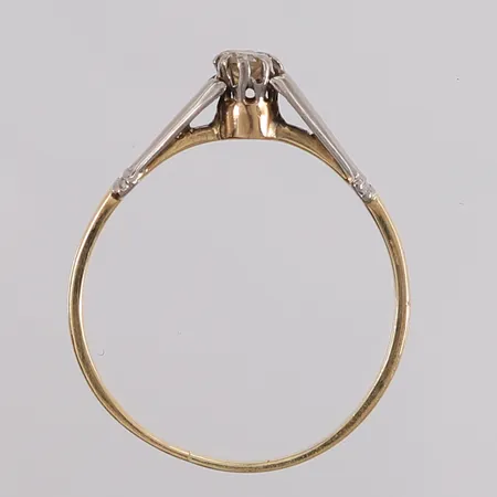 Ring med diamant (1 x ca. 0,12ct), ø18,4mm, bredde 1,1- 4,1mm, stemplet, 14K Vekt: 1,6 g Kontakt Lånekontoret for frakt