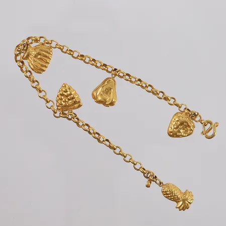 Armbånd Erte med 5 charms, lengde 16cm, bredde 3,3- 15mm, noe bulkete charms, utydelig eller manglende stempel, 22K Vekt: 7,6 g Kontakt Lånekontoret for frakt