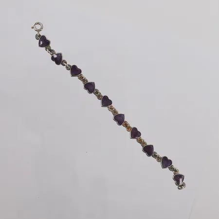 Armbånd med lilla hjerter, lengde 14,5cm, bredde 1,7- 7,6mm, stemplet, 925S Vekt: 5,7 g Kontakt Lånekontoret for frakt