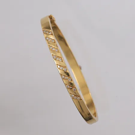 Armring med diamanter 23x ca 0,01ct, oval, 59x50mm, bredde ca 4,8mm, en sten mangler, ustemplet, 18K gull. Vekt: 14,7 g Kontakt Lånekontoret for frakt