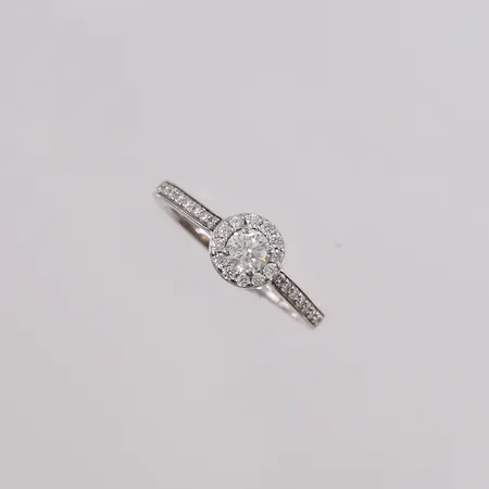 Ring med diamanter 1x ca 0,25ct, 12x ca 0,01ct og 16x ca 0,005ct, ø16mm, bredde ca 1,5mm, 18K. Vekt: 3,4 g Kontakt Lånekontoret for frakt