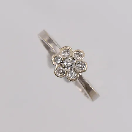 Ring med diamanter 1x ca 0,05ct og 6x ca 0,02ct, ø16,75mm, bredde ca 2mm, 18K gull. Vekt: 4,3 g Kontakt Lånekontoret for frakt
