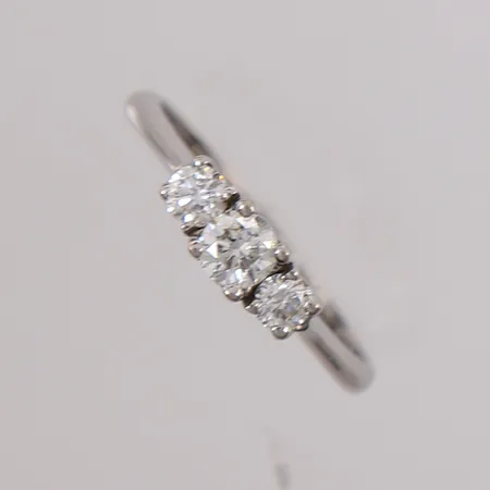 Ring med diamanter 1x ca 0,25ct og 2x ca 0,14ct, ø18mm, bredde ca 2mm, fin tilstand, 14K hvitt gull. Vekt: 3 g Kontakt Lånekontoret for frakt