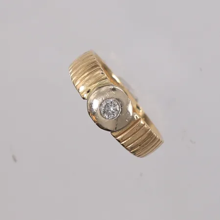Ring med diamant 1x ca 0,15ct, ø17,5mm, bredde ca 3mm, 14K gull.  Vekt: 5 g Kontakt Lånekontoret for frakt