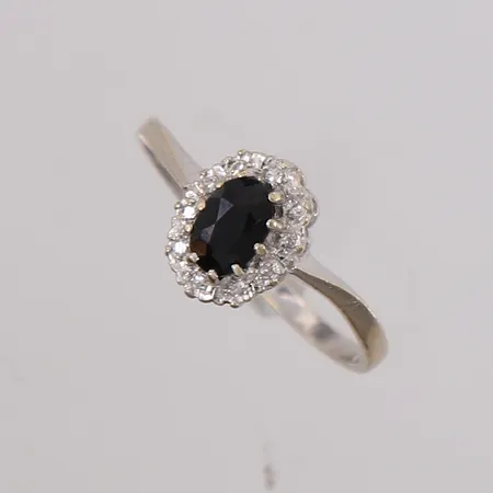 Ring med diamanter (10 x ca. 0,008ct) og sort sten, ø16,8mm, bredde 1,5- 9,3mm, meget skjev, stemplet, hvitt gull, 14K, bruttovekt 2,1g Vekt: 0 g Kontakt Lånekontoret for frakt