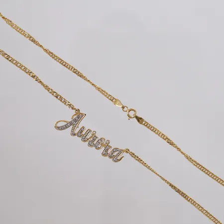 Halssmykke med navn "Aurora" og diamanter (16 x ca. 0,01ct), to-farget, lengde 49,5cm, bredde 2,6- 14,6mm, stemplet, 18K, bruttovekt 7,5g Vekt: 0 g Kontakt Lånekontoret for frakt