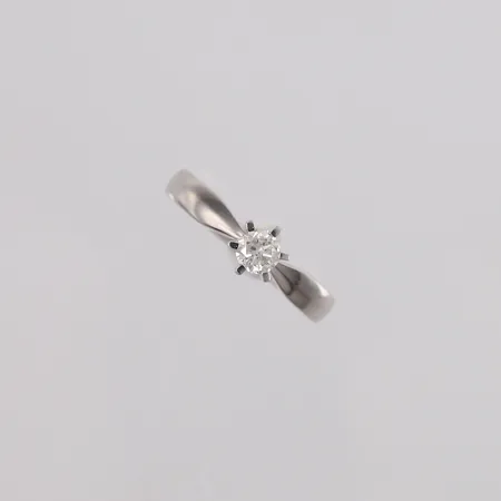 Ring med diamant 1x ca 0,30ct, ø17,25mm, bredde ca 2mm, mye inneslutninger, fin tilstand, 14K hvitt gull. Vekt: 3,6 g Kontakt Lånekontoret for frakt