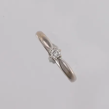 Ring med blank sten, ø17,25mm, bredde ca 1,5mm, 14K gull. Vekt: 2,6 g Kontakt Lånekontoret for frakt