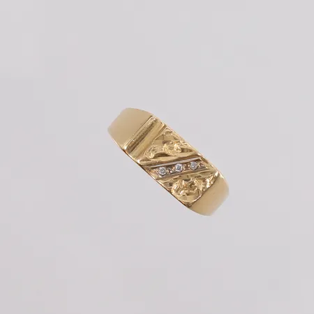 Ring med tre blanke stener, ø19,4mm, bredde 2,1- 7,6mm, noe bulkete, stemplet, 14K, bruttovekt 3,2g Vekt: 0 g Kontakt Lånekontoret for frakt