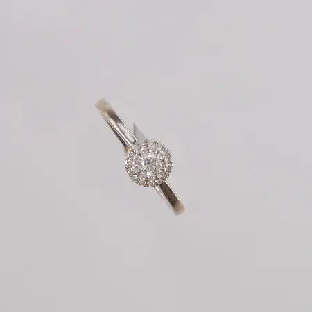 Ring med diamanter 1x ca 0,10ct og 25x ca 0,01ct, ø16,25mm, bredde ca 1mm, 14K. Vekt: 2,3 g Kontakt Lånekontoret for frakt