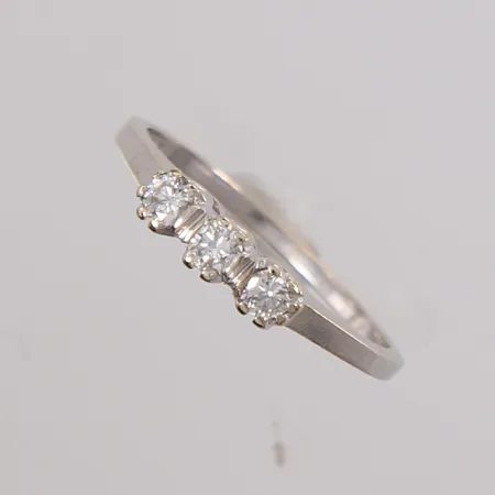 Ring med 3 stk. briljantslipte diamanter (totalt 0,30ct iht. gravering), ø18,7mm, bredde 1,3- 3,6mm, stemplet, hvitt gull, 14K Vekt: 2,5 g Kontakt Lånekontoret for frakt