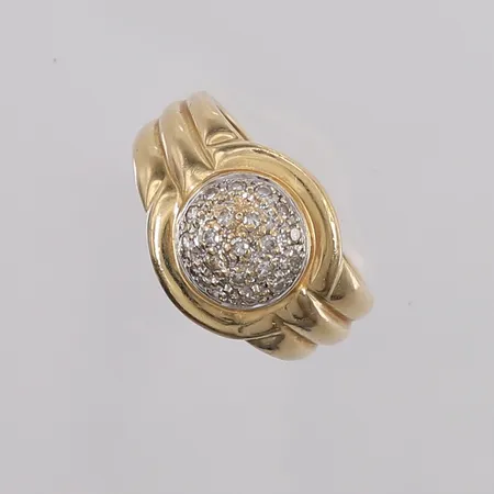 Ring med diamanter totalt 0,20 iht gravering, ø17mm, bredde ca 4mm, 14K gull. Vekt: 7,7 g Kontakt Lånekontoret for frakt