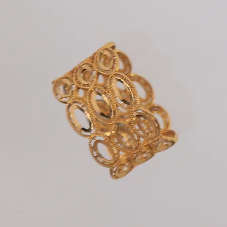 Ring, ø16,4mm, bredde 9,5- 11,3mm, 22K (stemplet 21K) Vekt: 2,2 g Kontakt Lånekontoret for frakt