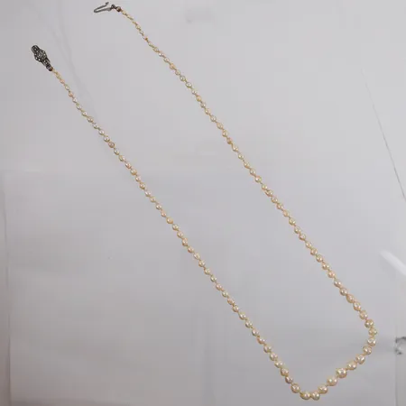 Perlecollier, lengde ca 59cm, dosert, lås 830/1000 sølv.  Vekt: 0 g Kontakt Lånekontoret for frakt