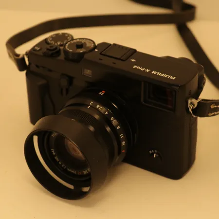 Digitalkamera Fujifilm X-Pro2, 24 MP, 6000 x 4000, ISO 100- 51 200 med objektiv Fujinon aspherical lens super EBC XF 35mm 1:2 R WR Ø43, med Billingham fotosekk, polariseringsfilter (B+W XS-Pro) og ett ekstra batteri, ladekabel mangler, ikke funksjonstestet Vekt: 0 g Kontakt Lånekontoret for frakt