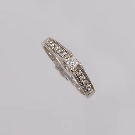 Ring med diamanter totalt 0,25ct iht til gravering, ø16,75mm, bredde ca 1mm, 14K gull. Vekt: 2,1 g Kontakt Lånekontoret for frakt
