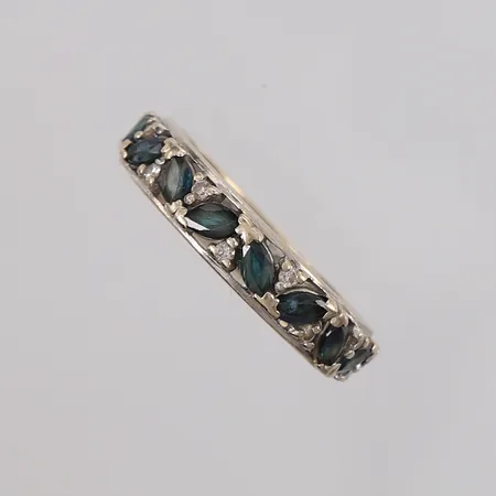 Ring med blåa og blanke stener, ø19,75mm, bredde ca 4mm, 18K gull, bruttovekt 4,7g. Kontakt Lånekontoret for frakt
