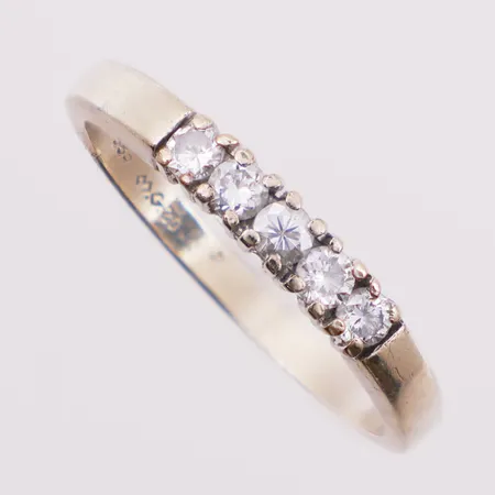 Ring med diamanter, 5 x ca 0,05 ct, Ø 18,5 mm, bredde 2,5 - 3,1 mm, 14K Vekt: 2,9 g Kontakt Lånekontoret for frakt