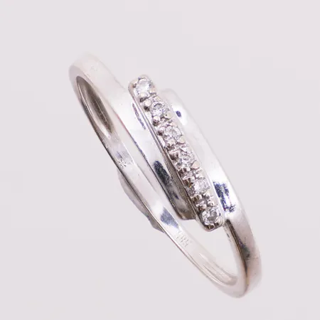 Ring med diamanter, 6 x ca 0,01 ct, Ø 16,6 mm, bredde 1,3 - 4 mm, 14K Vekt: 1,2 g Kontakt Lånekontoret for frakt