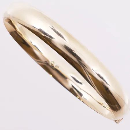 Armring oval, Ø 51 mm, bredde 9 mm, hul, noe ripete, 14K Vekt: 15 g Kontakt Lånekontoret for frakt