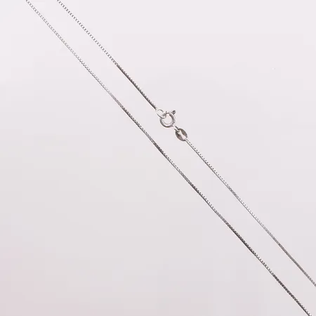 Halskjede veneziansk, lengde 36 cm, bredde 0,8 mm,noe ujevnt mønster, 925S Vekt: 1,6 g Kontakt Lånekontoret for frakt